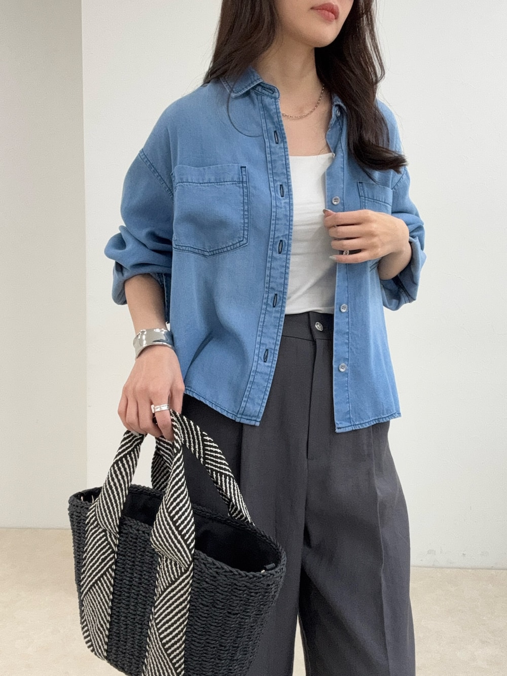 ブルー系のシャツ/ブラウス、グレー系のスラックスを着用したレディースの春コーディネートの5枚目の写真