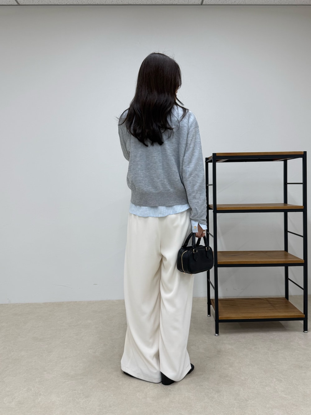 グレー系のカーディガン/ボレロ、ブルー系のシャツ/ブラウス、ホワイト系のその他パンツを着用したレディースの春コーディネートの3枚目の写真