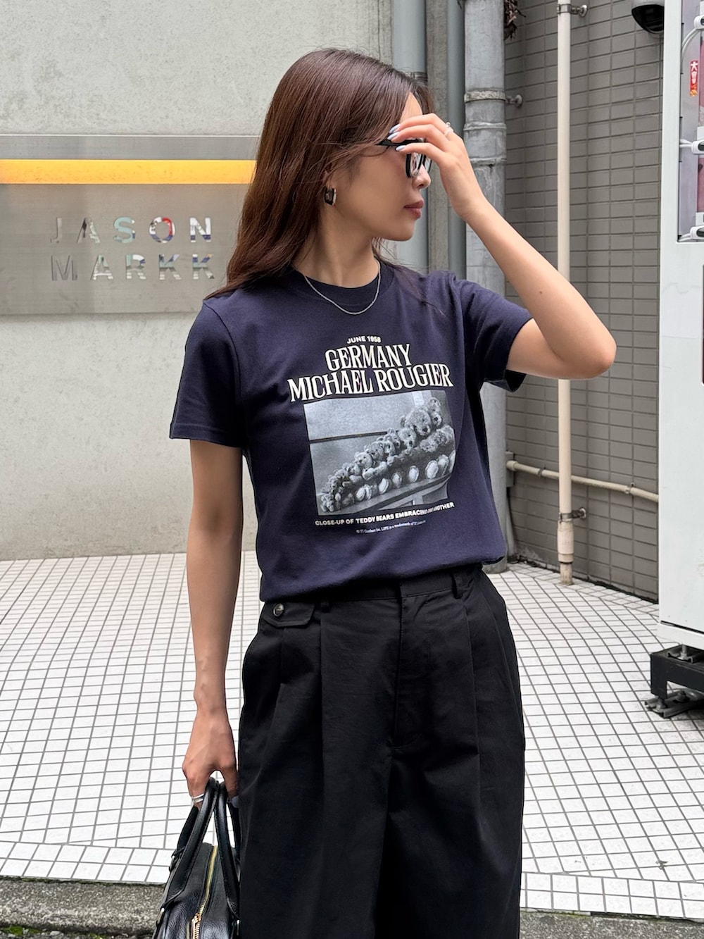 ブルー系のTシャツ/カットソー、ブラック系のその他パンツ、ブラック系のボストンバッグを着用したレディースの夏コーディネートの3枚目の写真