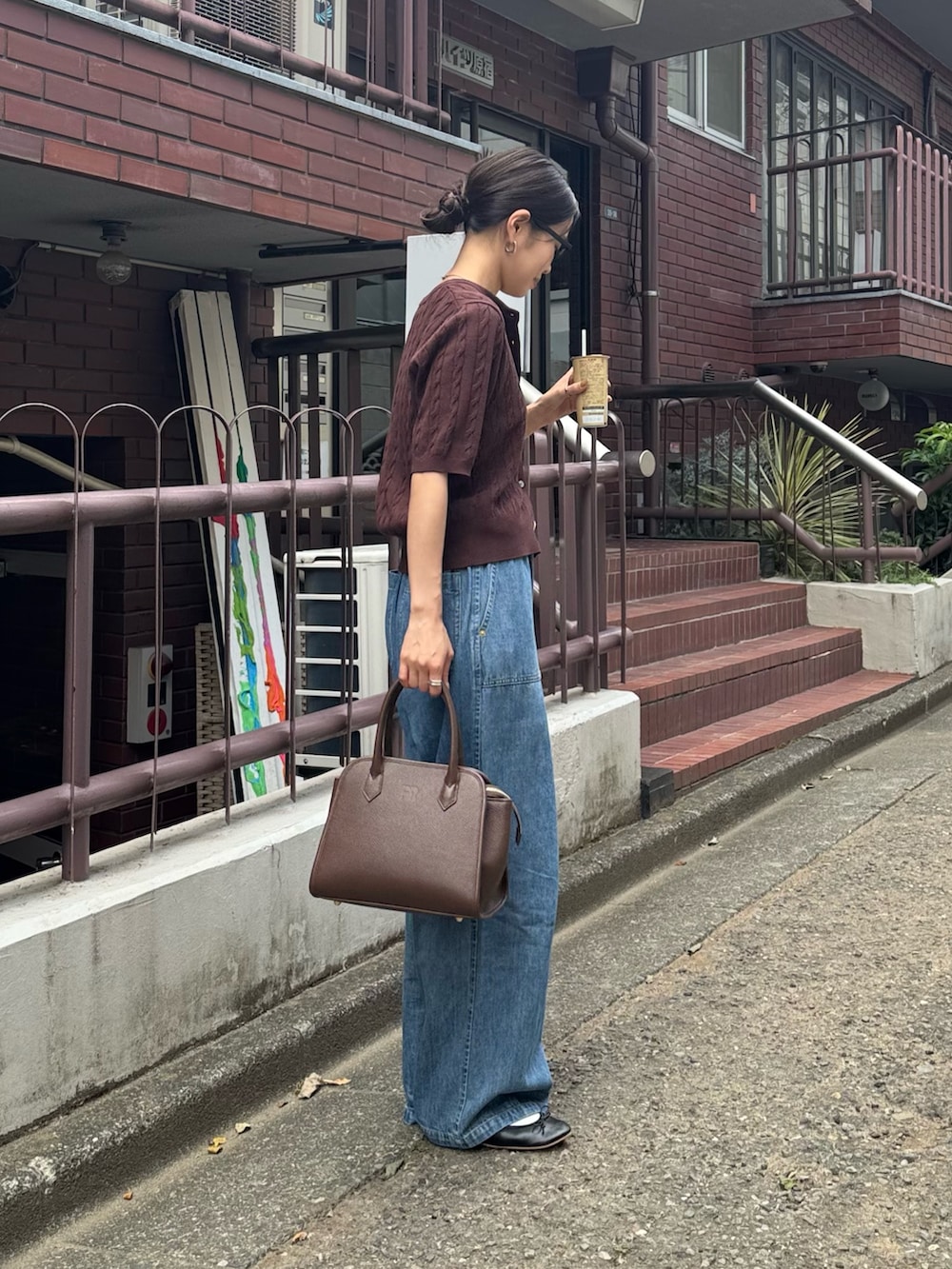 ブルー系のデニムパンツ、ブラウン系のショルダーバッグ、ブラウン系のカーディガン/ボレロを着用したレディースの夏コーディネートの4枚目の写真