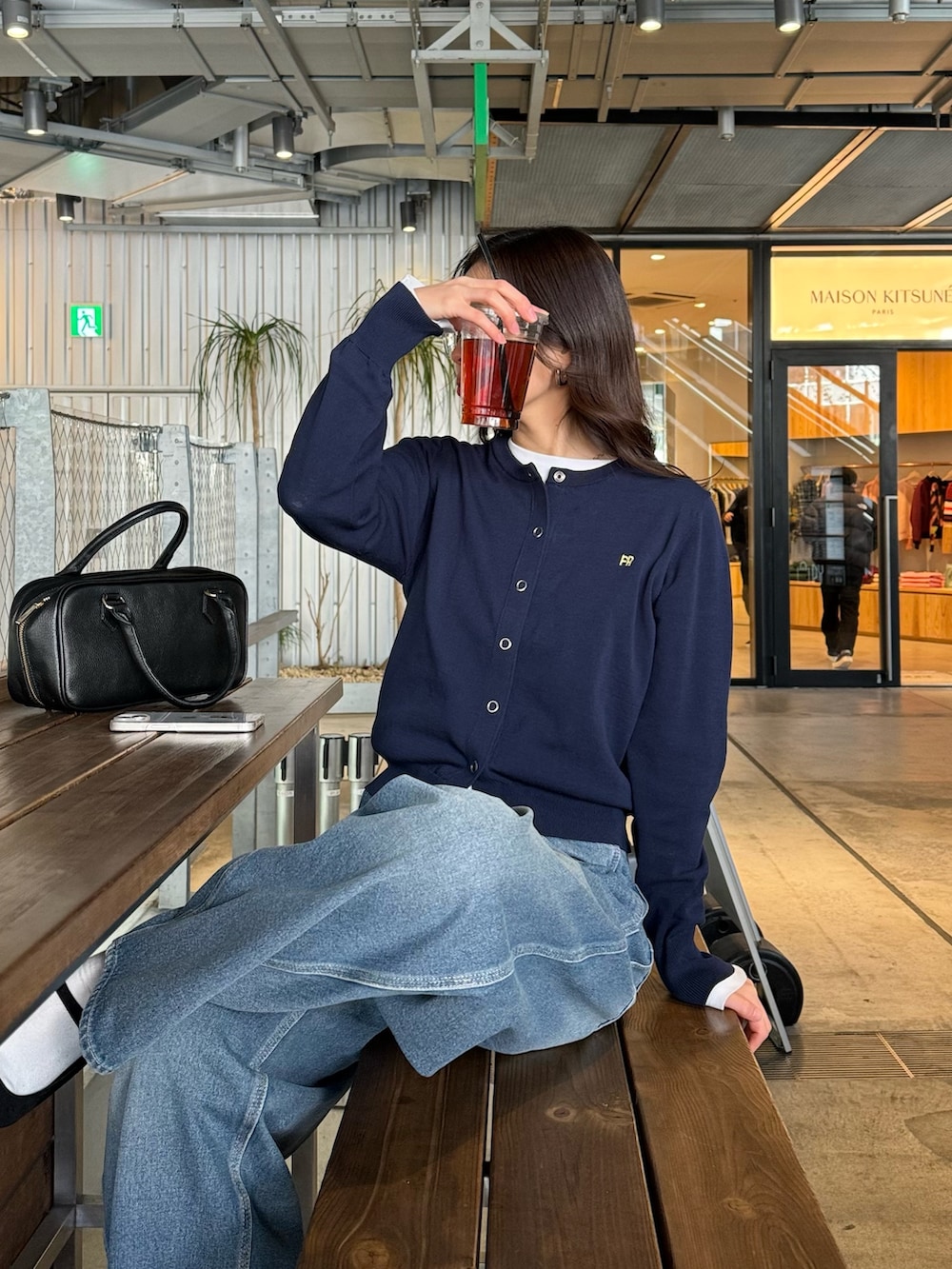 ブルー系のカーディガン/ボレロ、ブルー系のデニムパンツを着用したレディースの冬コーディネートの3枚目の写真