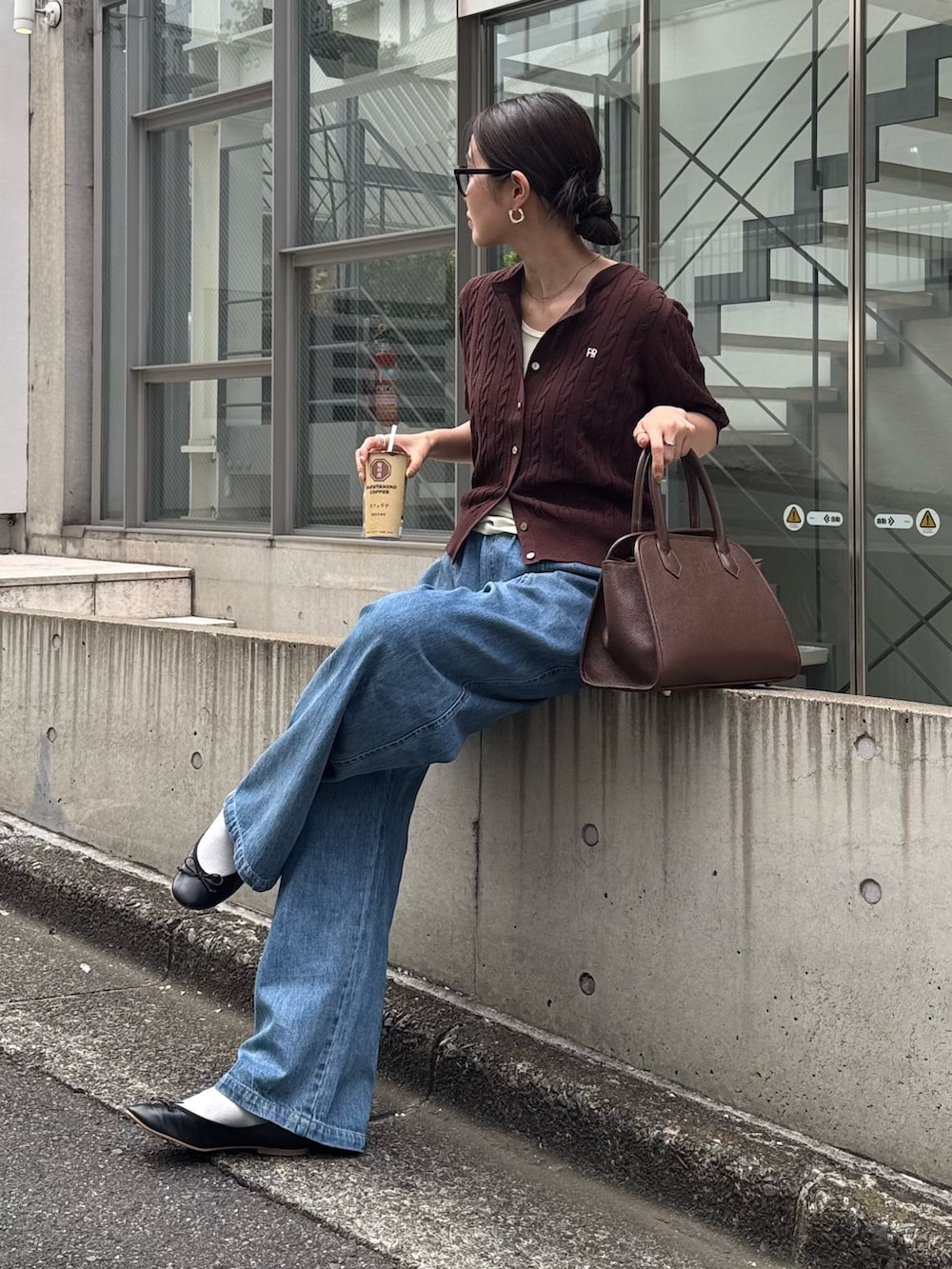 ブルー系のデニムパンツ、ブラウン系のショルダーバッグ、ブラウン系のカーディガン/ボレロを着用したレディースの夏コーディネートの6枚目の写真