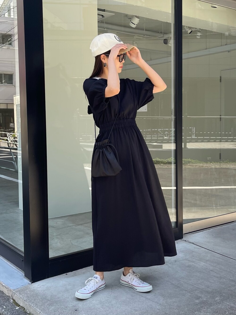 ブラック系のワンピースを着用したレディースの夏コーディネートの2枚目の写真