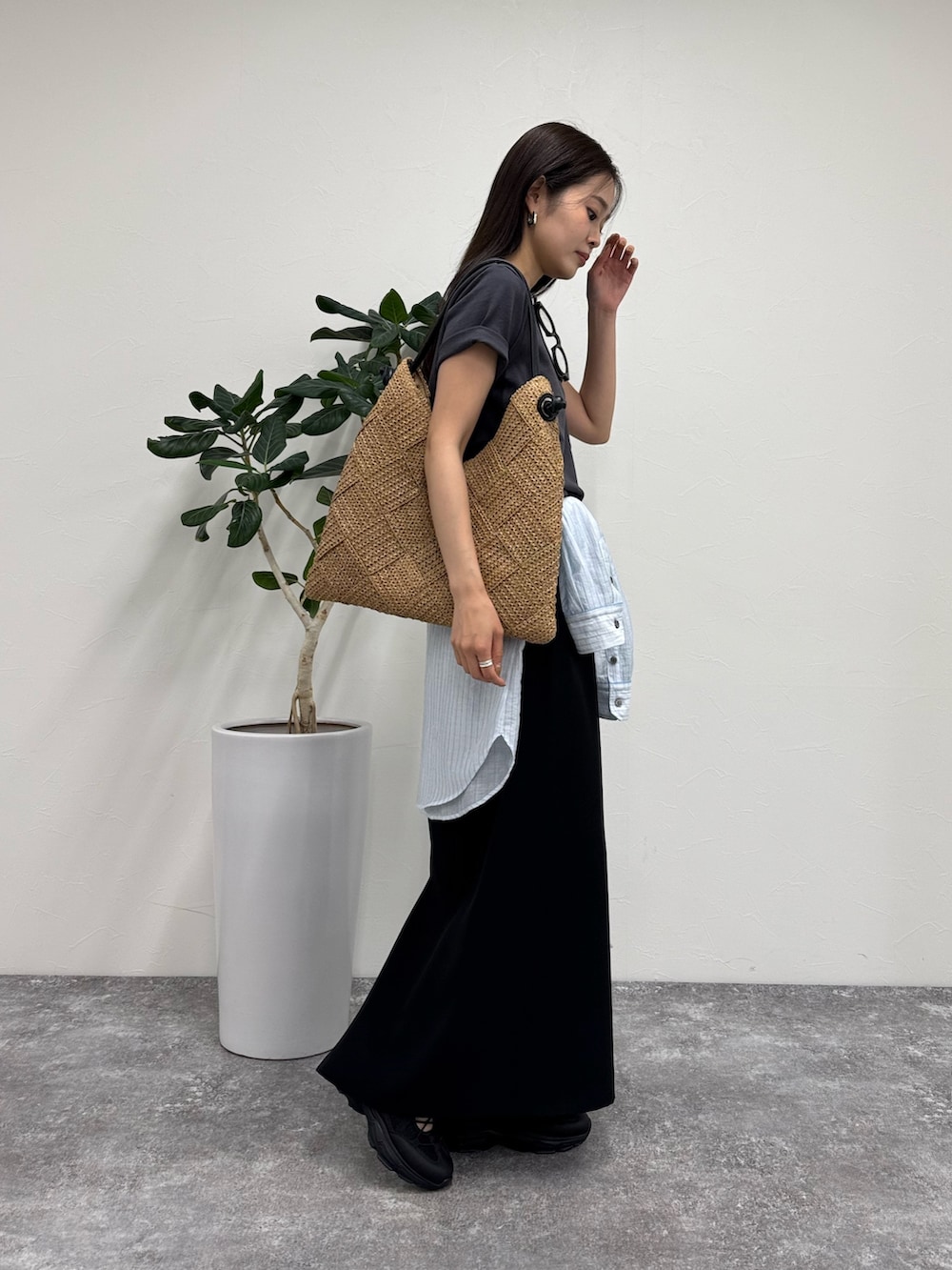 グレー系のTシャツ/カットソー、ブラック系のスカート、ブルー系のシャツ/ブラウスを着用したレディースの夏コーディネートの4枚目の写真