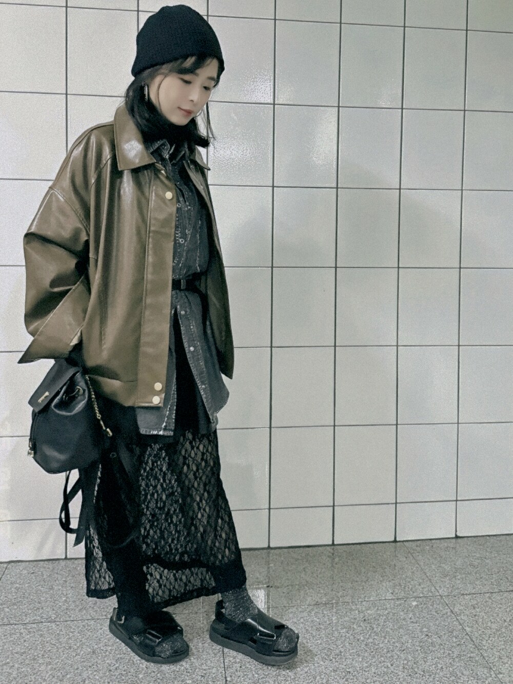 ブラック系のスカート、ブラック系のバックパック/リュックを着用したレディースの冬コーディネートの2枚目の写真