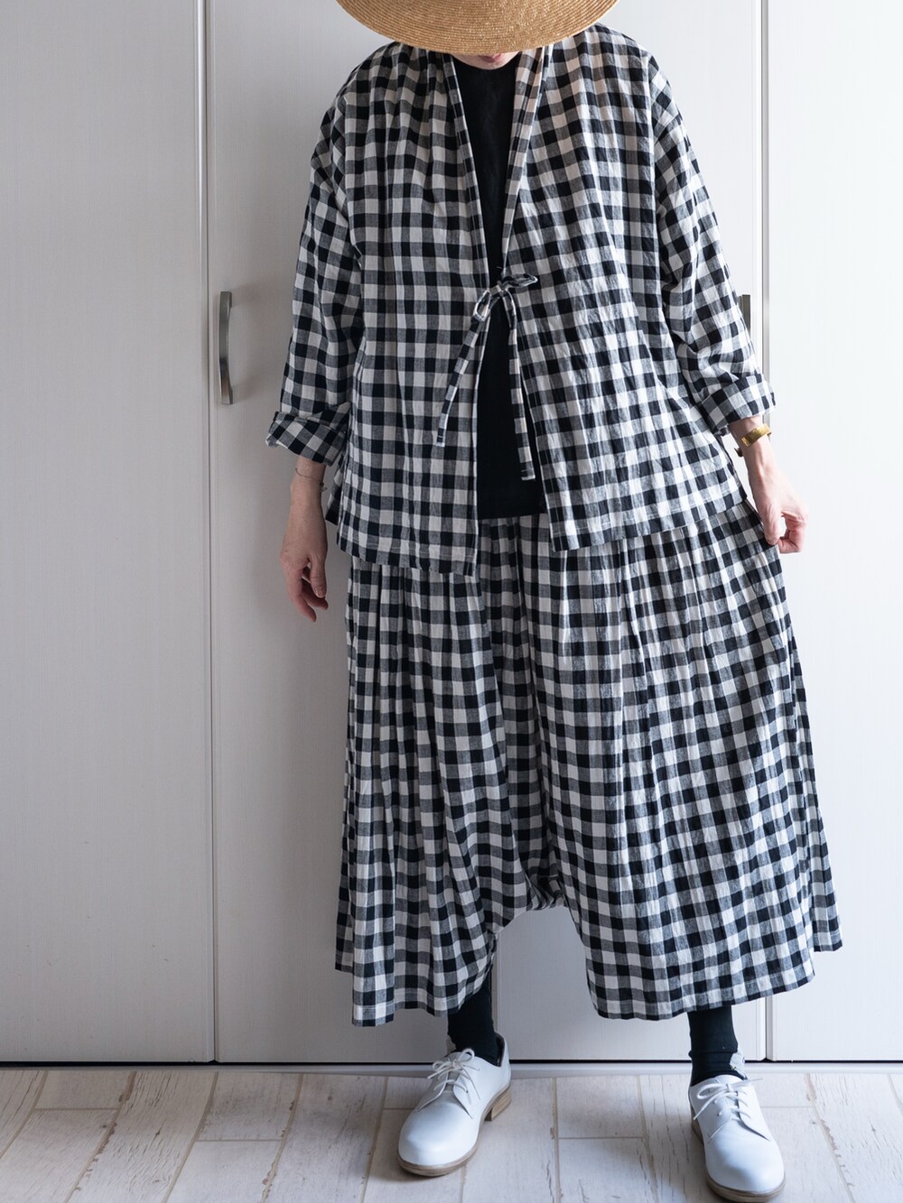 ホワイト系のドレスシューズ、ブラック系のシャツ/ブラウス、ブラック系のその他パンツを着用したレディースの秋コーディネートの4枚目の写真