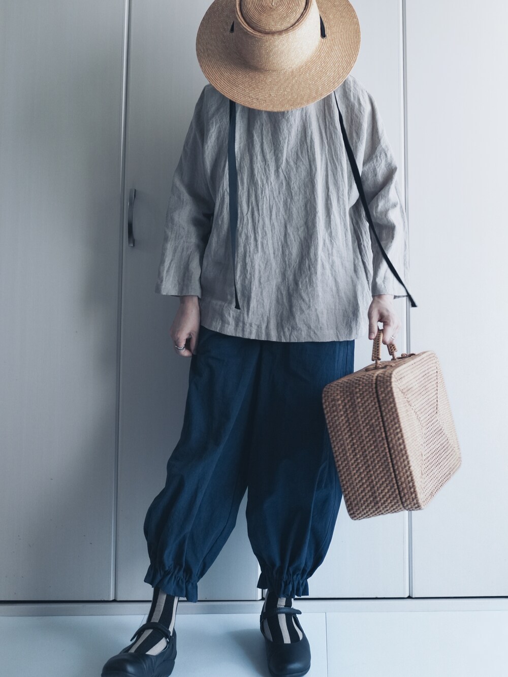 ブルー系のパンツ、ベージュ系のハットを着用したレディースの夏コーディネートの4枚目の写真