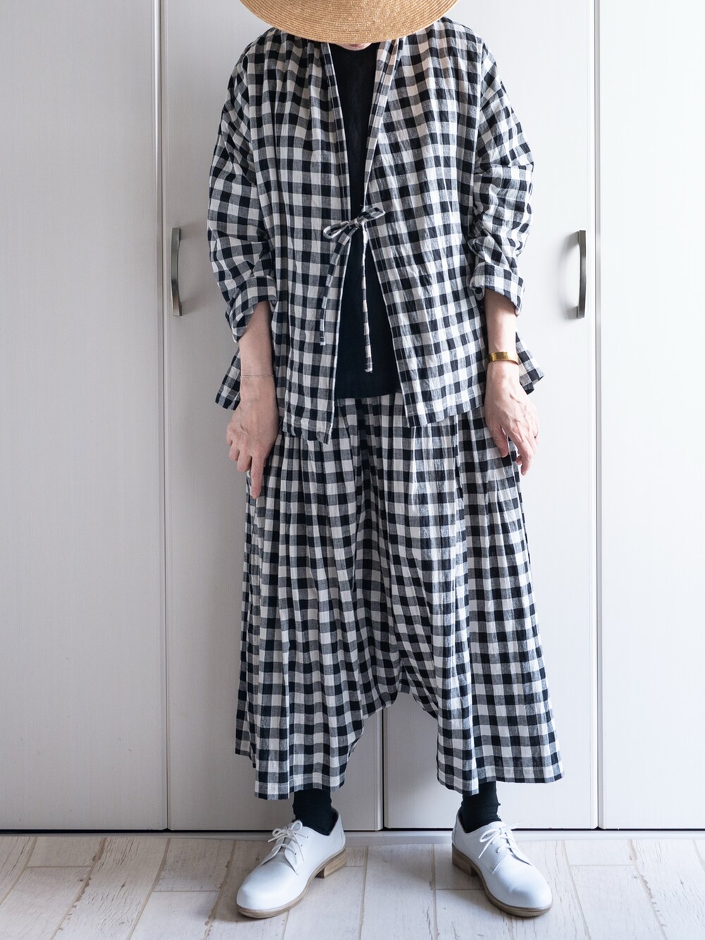 ホワイト系のドレスシューズ、ブラック系のシャツ/ブラウス、ブラック系のその他パンツを着用したレディースの秋コーディネートの3枚目の写真