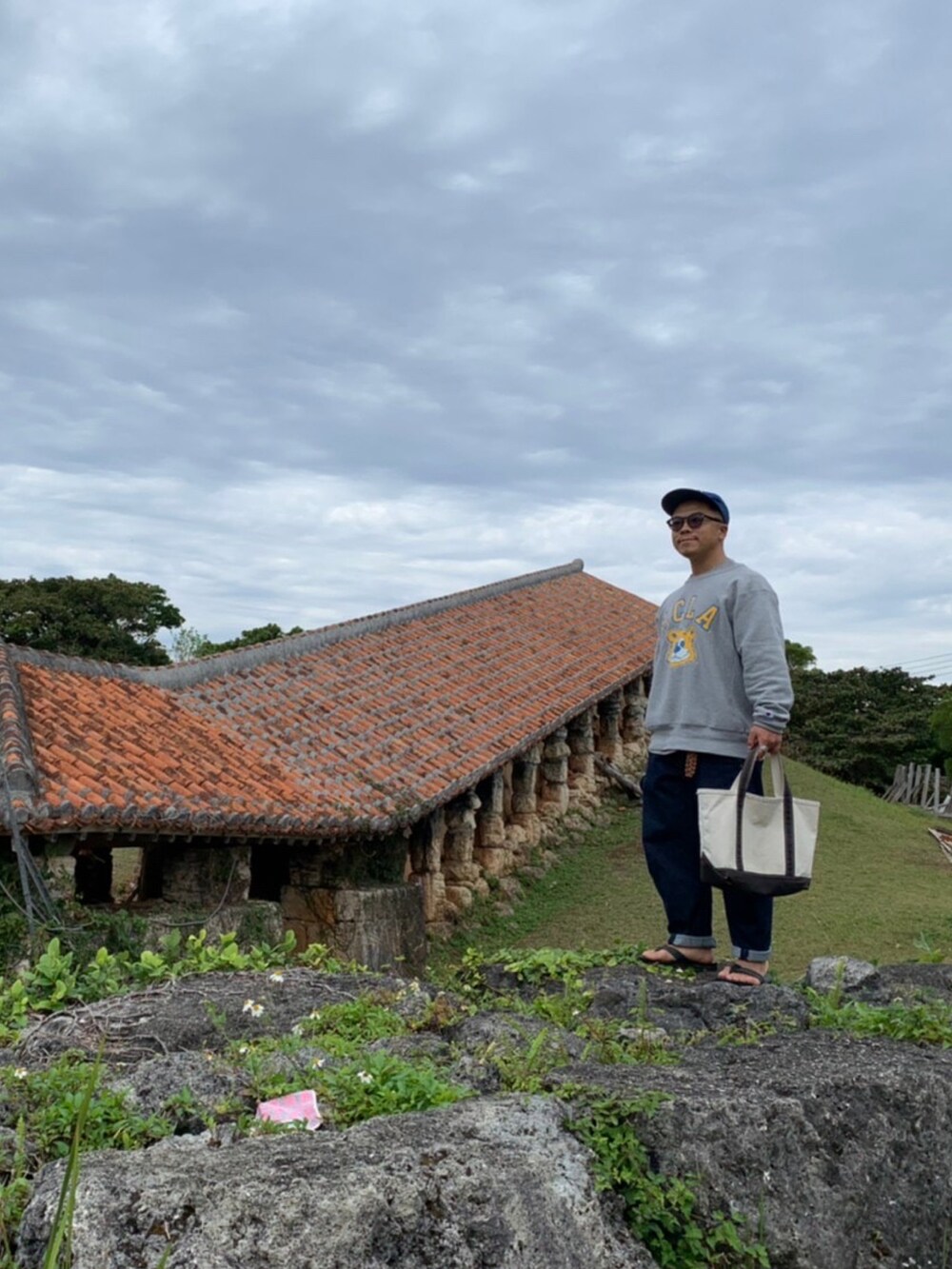 グレー系のスウェットを着用したメンズの冬コーディネートの3枚目の写真
