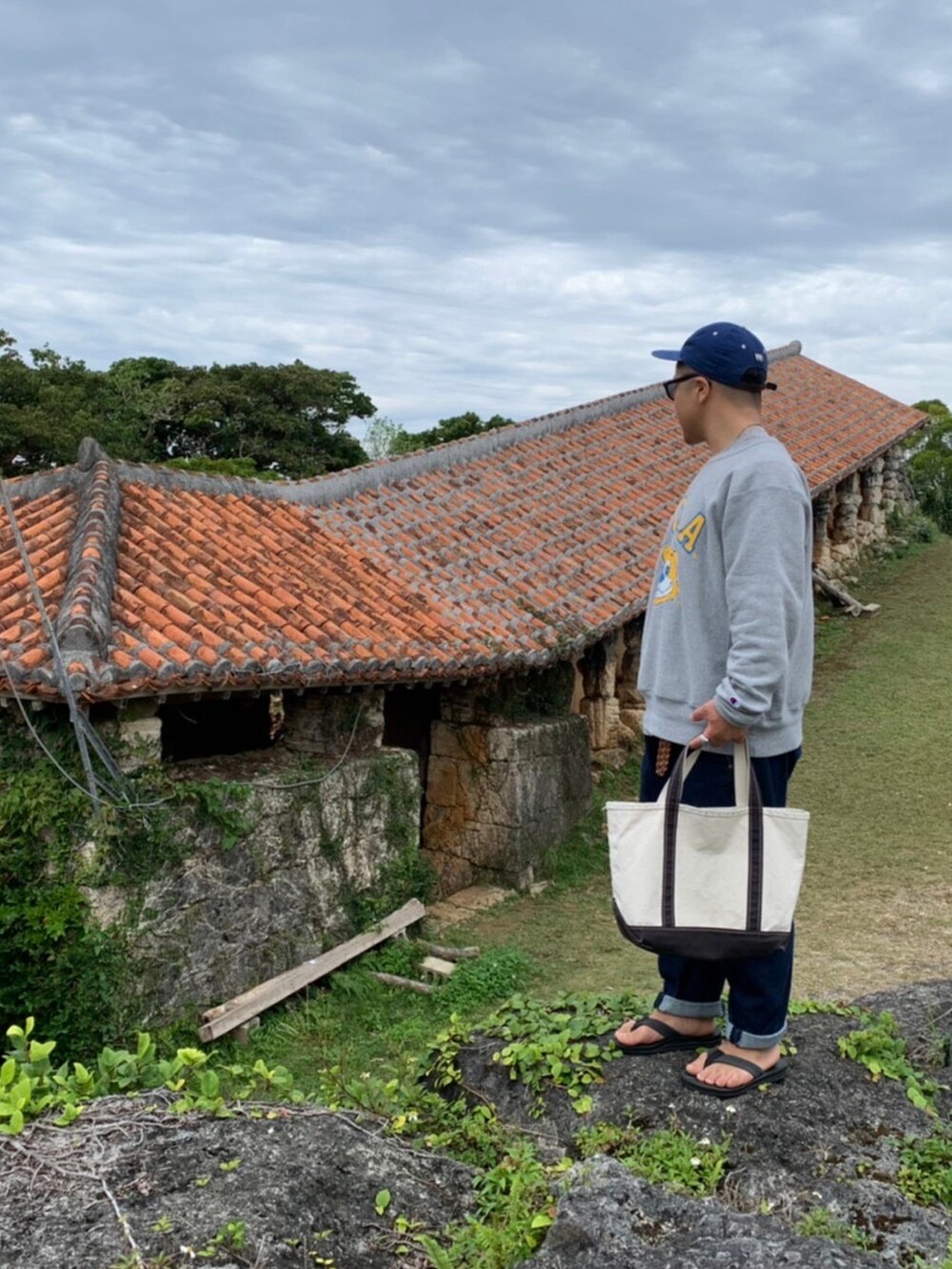 グレー系のスウェットを着用したメンズの冬コーディネートの2枚目の写真