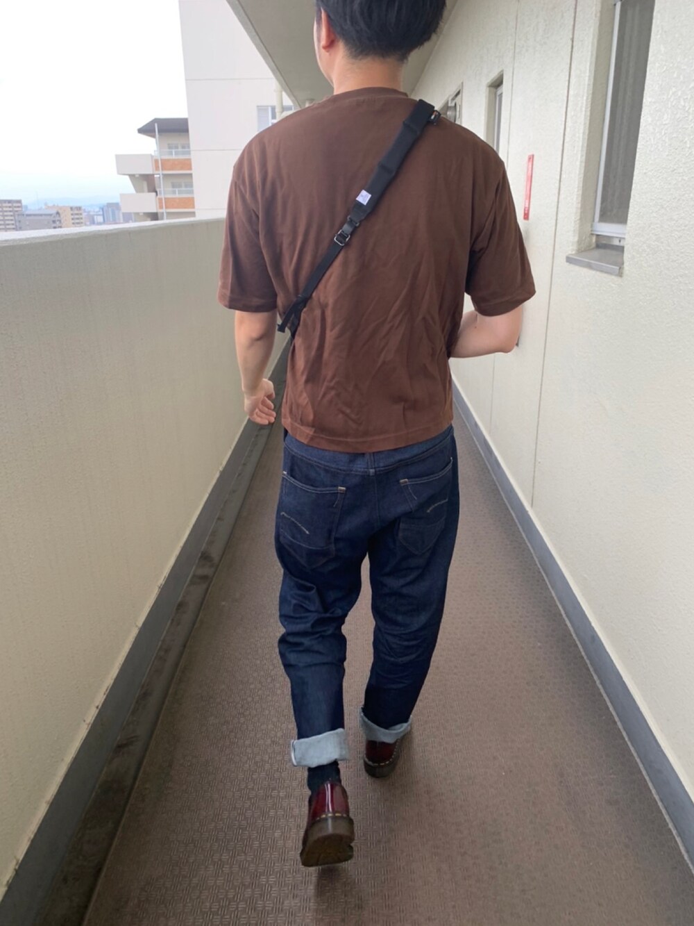 ブルー系のデニムパンツ、その他のシューズ、ホワイト系のTシャツ/カットソーを着用したメンズの夏コーディネートの2枚目の写真