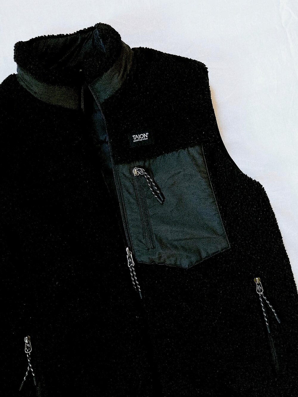 ブラウン系のパーカー、ブルー系のデニムパンツ、ホワイト系のスニーカーを着用したレディースの冬コーディネートの2枚目の写真