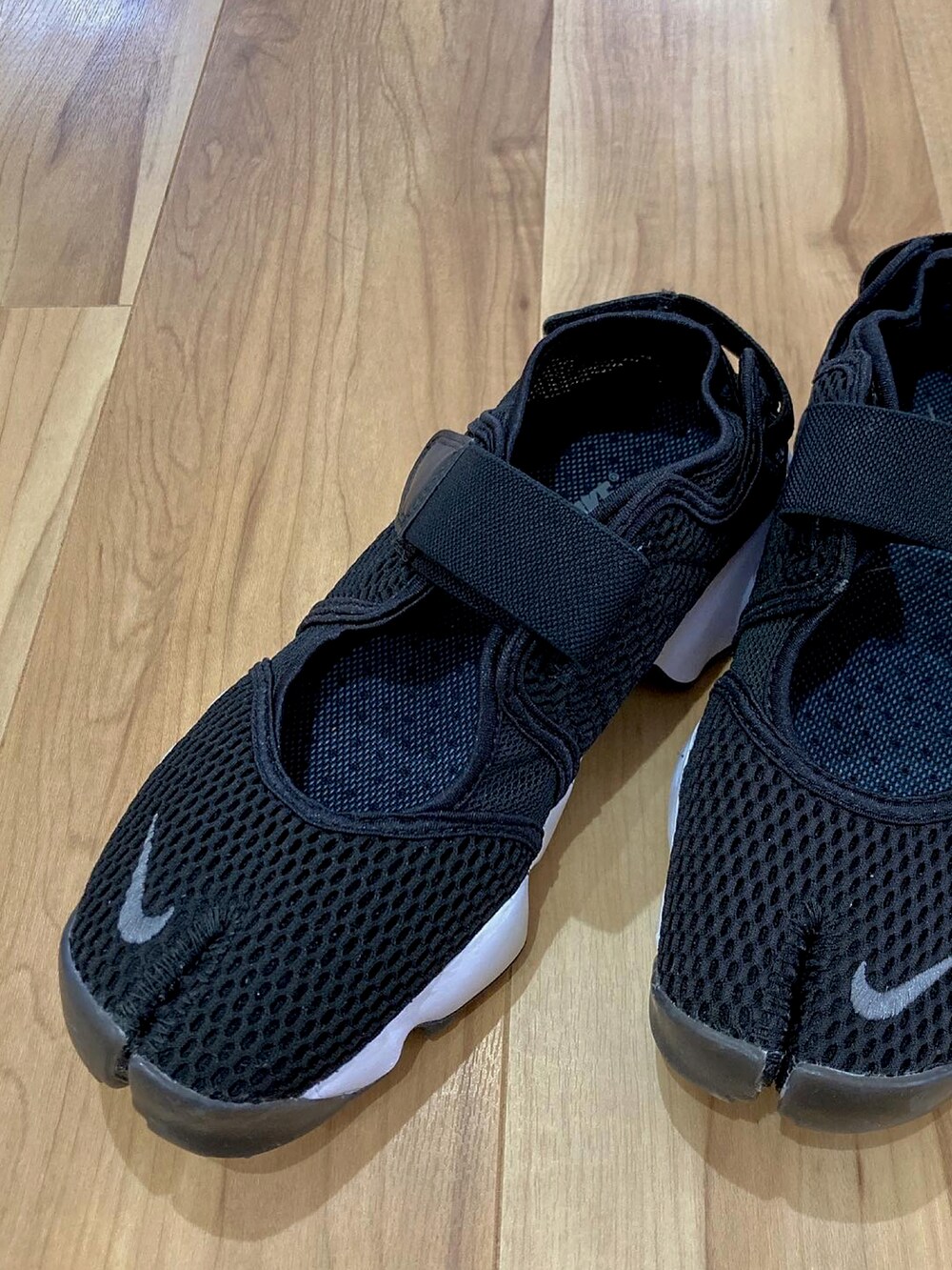 ホワイト系のTシャツ/カットソー、ブラック系のスカート、ブラック系のサンダルを着用したレディースの春コーディネートの2枚目の写真