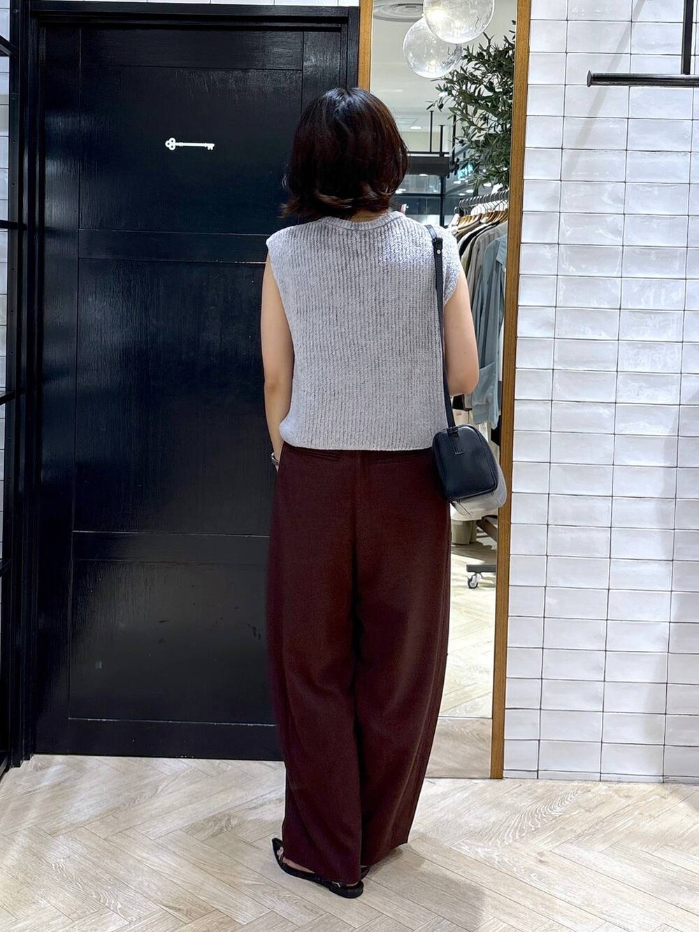 「ニット、ノースリーブ、パンツ、サンダル、ショルダーバッグ、シンプルコーデ、シンプル、夏コーデ、秋コーデ、おでかけ、楽ちんコーデ、カジュアル、ラフ、着痩せ・細見え、休日コーデ」｜「A part byのクロスフラットサンダル（サンダル、ブラック系）」を使った、ナオさん（レディース・158cm）の夏コーディネートの3枚目の写真