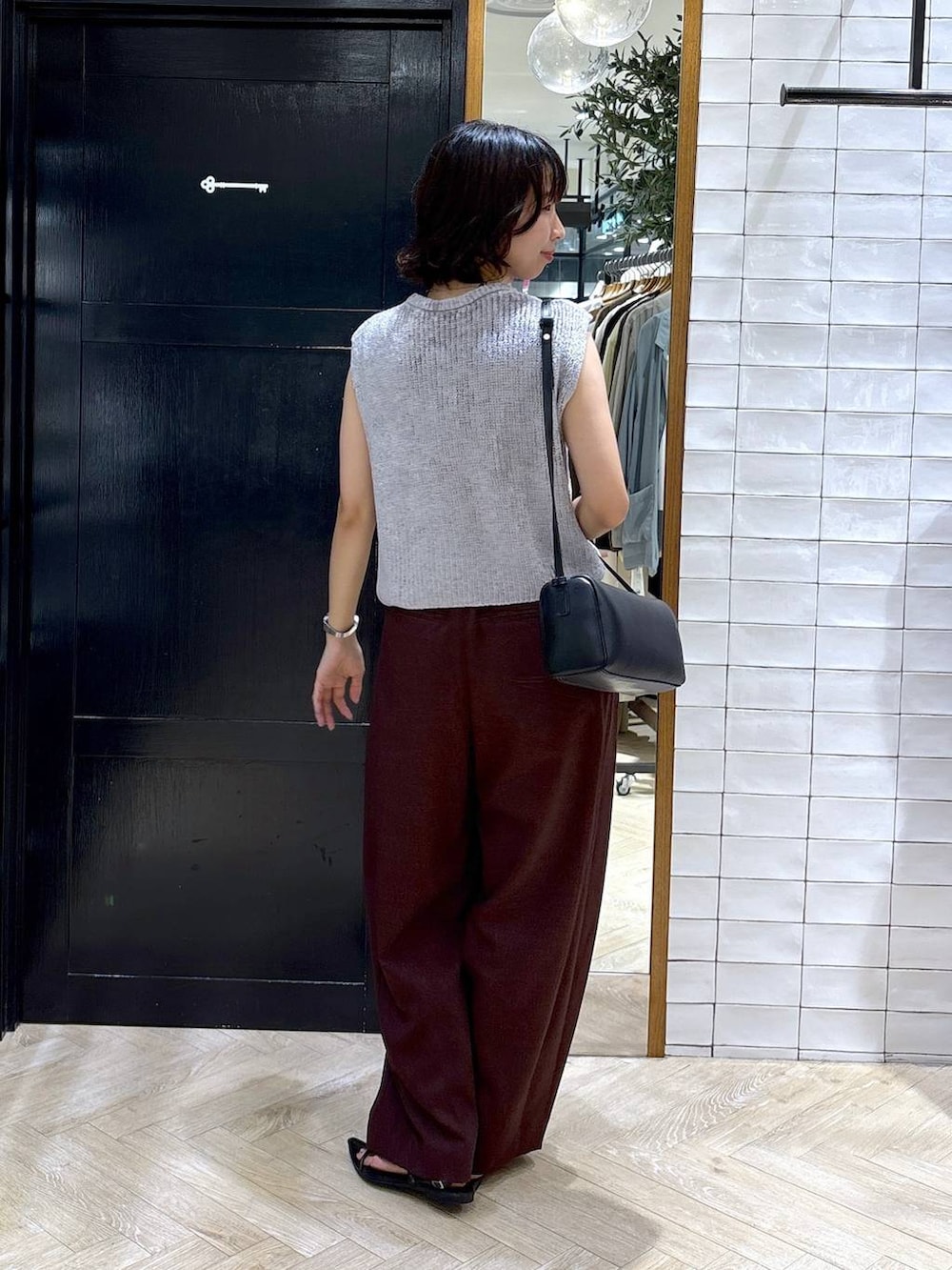「ニット、ノースリーブ、パンツ、サンダル、ショルダーバッグ、シンプルコーデ、シンプル、夏コーデ、秋コーデ、おでかけ、楽ちんコーデ、カジュアル、ラフ、着痩せ・細見え、休日コーデ」｜「A part byのクロスフラットサンダル（サンダル、ブラック系）」を使った、ナオさん（レディース・158cm）の夏コーディネートの4枚目の写真