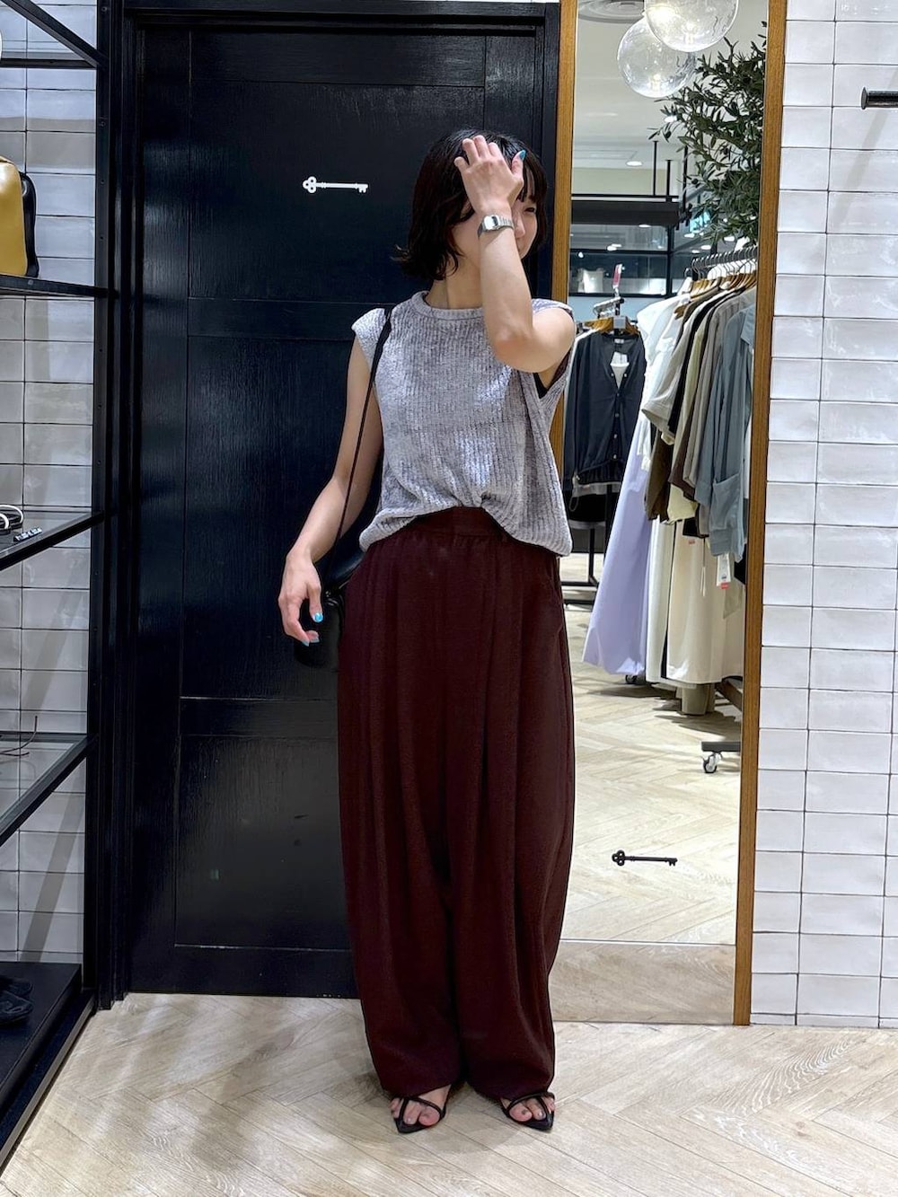 「ニット、ノースリーブ、パンツ、サンダル、ショルダーバッグ、シンプルコーデ、シンプル、夏コーデ、秋コーデ、おでかけ、楽ちんコーデ、カジュアル、ラフ、着痩せ・細見え、休日コーデ」｜「A part byのクロスフラットサンダル（サンダル、ブラック系）」を使った、ナオさん（レディース・158cm）の夏コーディネートの2枚目の写真