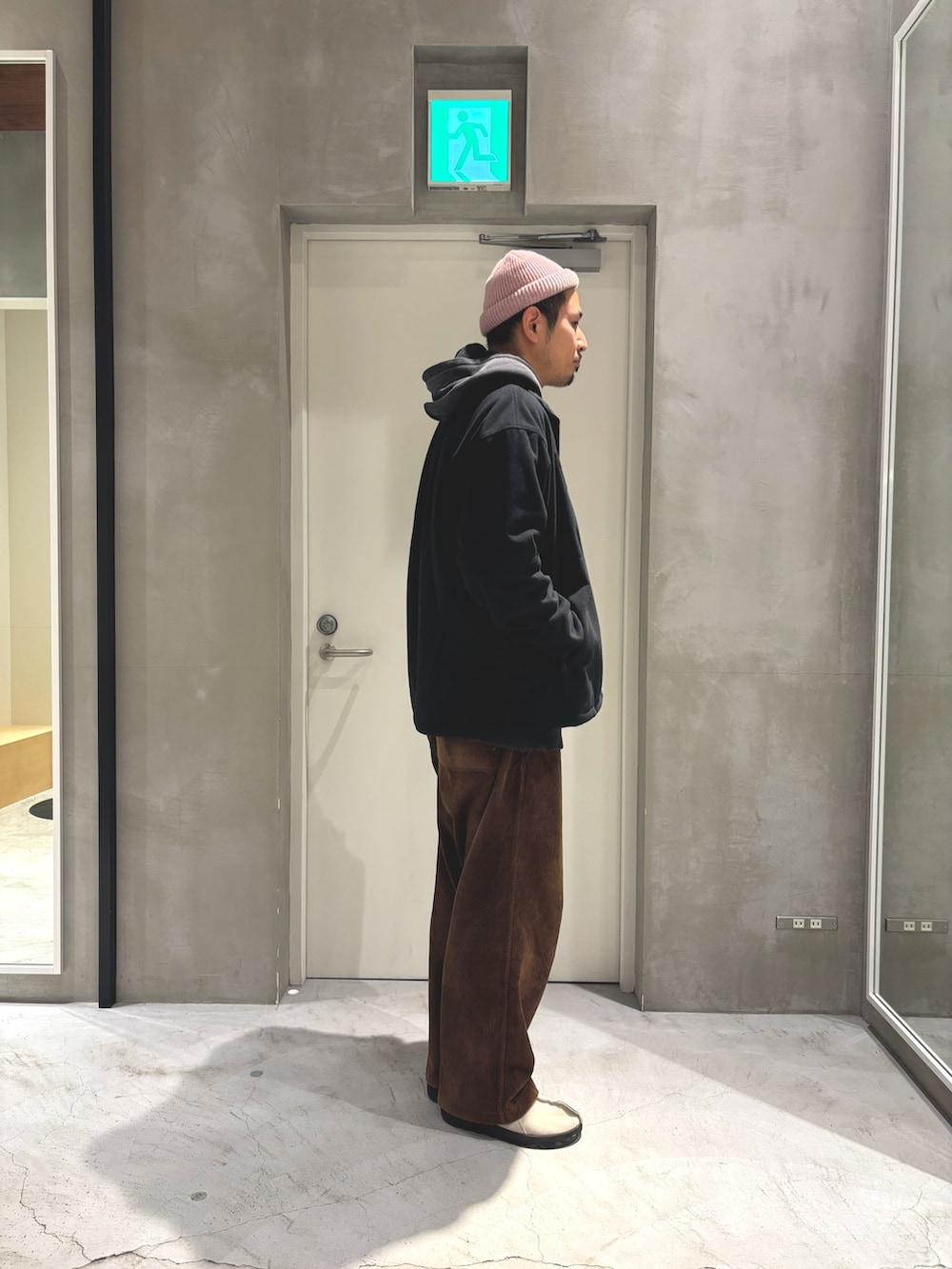 ブラック系のブルゾンを着用したメンズの冬コーディネートの2枚目の写真