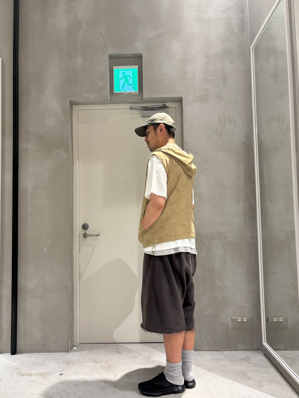 ベージュ系のベスト、ホワイト系のTシャツ/カットソー、グレー系のその他パンツを着用したメンズの夏コーディネートの2枚目の写真