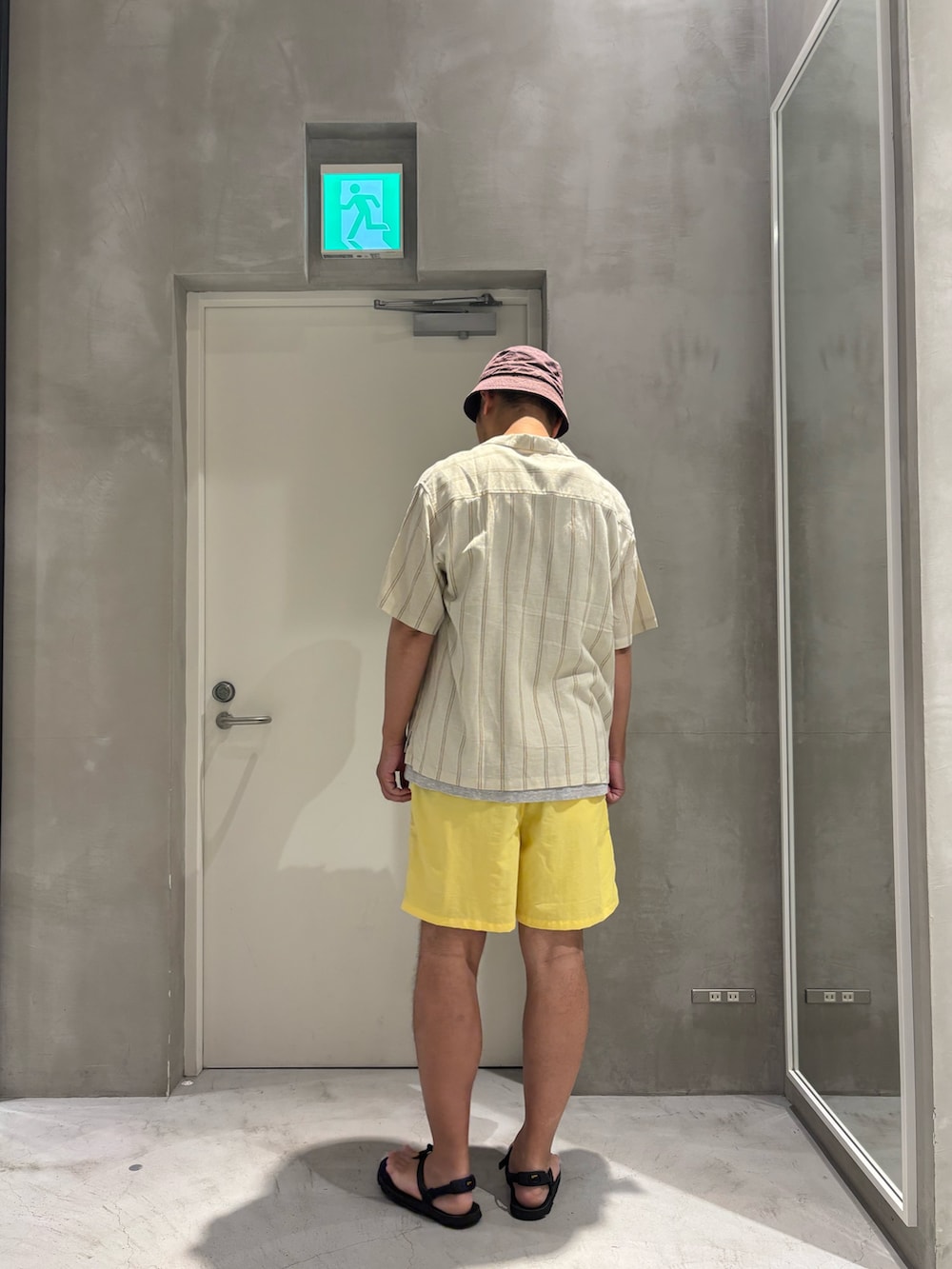ベージュ系のシャツ/ブラウス、グレー系のタンクトップ、イエロー系の水着を着用したメンズの夏コーディネートの2枚目の写真