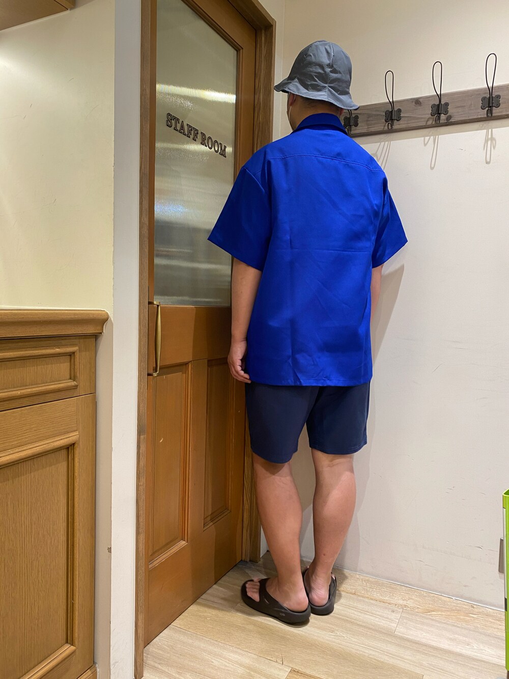 グレー系のサンダル、ブルー系のその他パンツ、ブルー系のシャツ/ブラウスを着用したメンズの夏コーディネートの3枚目の写真