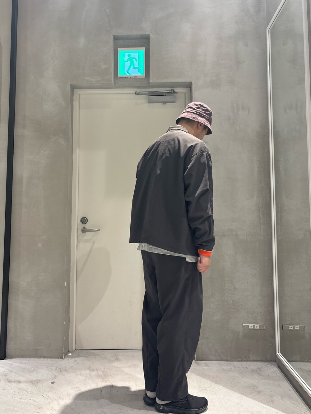 グレー系のテーラードジャケット、グレー系のスラックス、グレー系のニット/セーターを着用したメンズの冬コーディネートの2枚目の写真