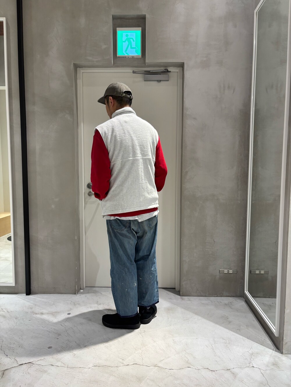 レッド系のニット/セーター、グレー系のベスト、グレー系のTシャツ/カットソーを着用したメンズの秋コーディネートの3枚目の写真