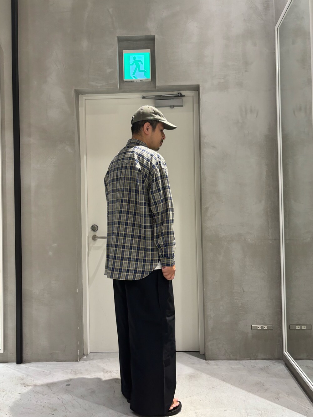 グレー系のシャツ/ブラウス、ブラウン系のTシャツ/カットソー、ブラック系のデニムパンツを着用したメンズの秋コーディネートの2枚目の写真