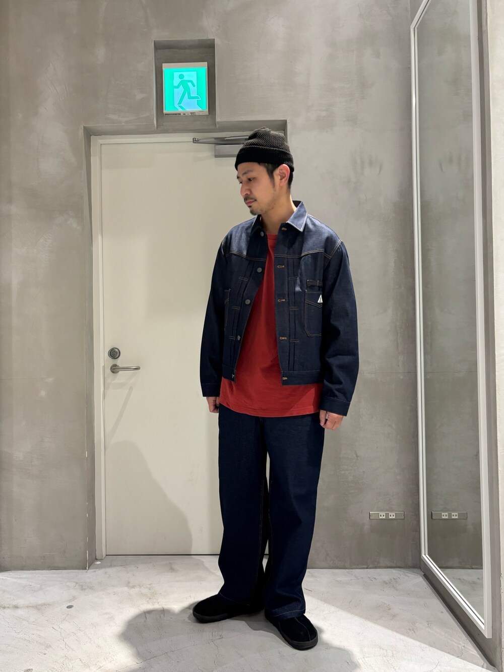 ブルー系のデニムジャケット、レッド系のTシャツ/カットソー、ブルー系のデニムパンツを着用したメンズの春コーディネートの2枚目の写真