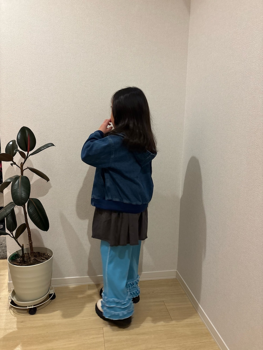 ブルー系のブルゾン、グレー系のワンピース、ブルー系のスウェットパンツを着用したキッズの春コーディネートの2枚目の写真