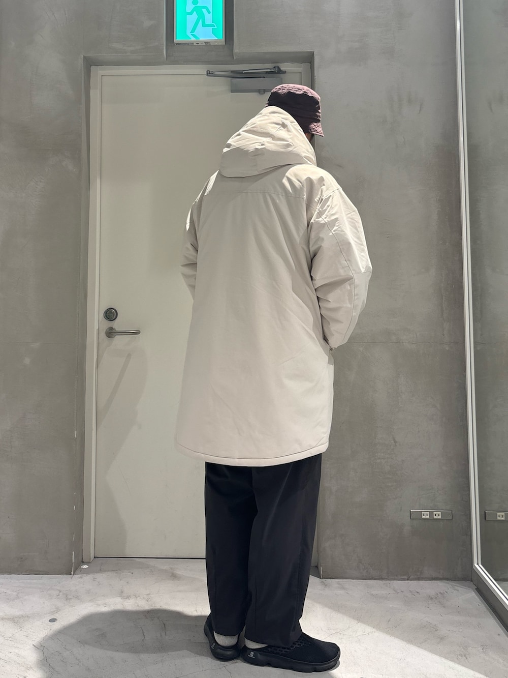 ホワイト系のダウンジャケット/コート、グレー系のスラックスを着用したメンズの冬コーディネートの3枚目の写真