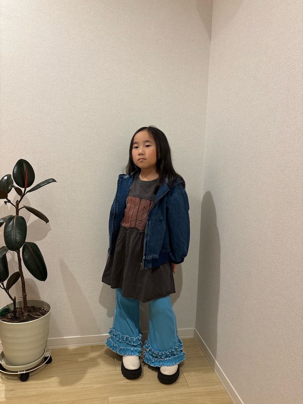 ブルー系のブルゾン、グレー系のワンピース、ブルー系のスウェットパンツを着用したキッズの春コーディネートの3枚目の写真