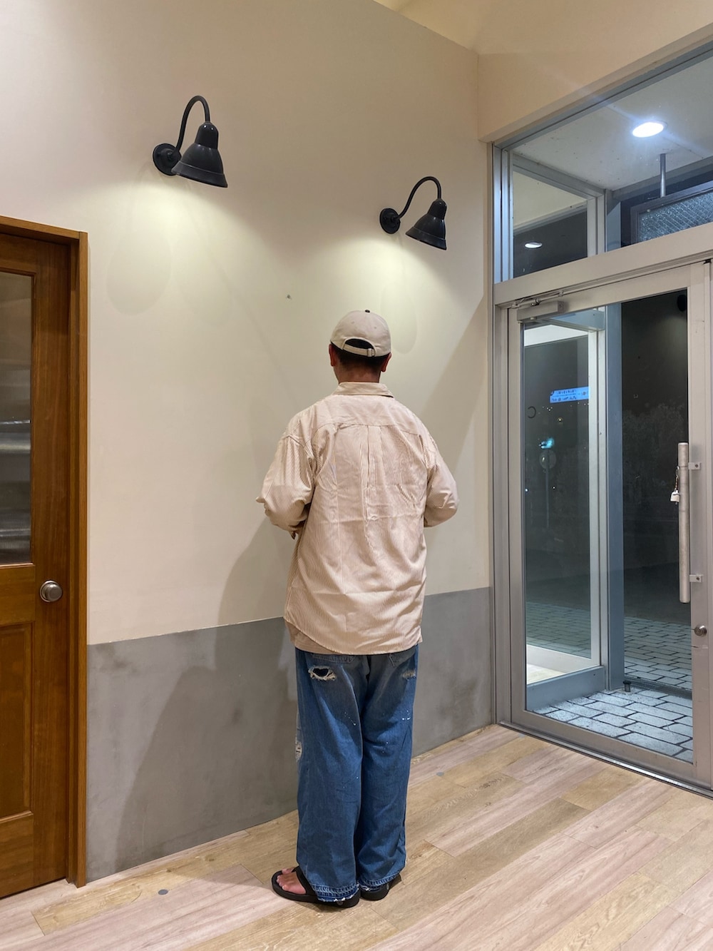 イエロー系のシャツ/ブラウス、ブルー系のデニムパンツを着用したメンズの秋コーディネートの3枚目の写真