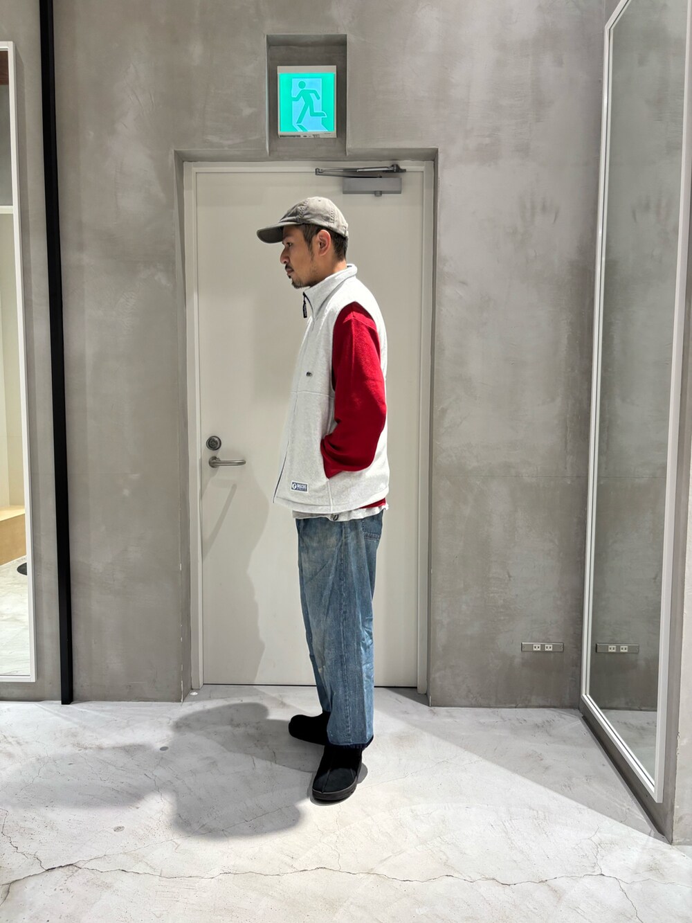 レッド系のニット/セーター、グレー系のベスト、グレー系のTシャツ/カットソーを着用したメンズの秋コーディネートの2枚目の写真