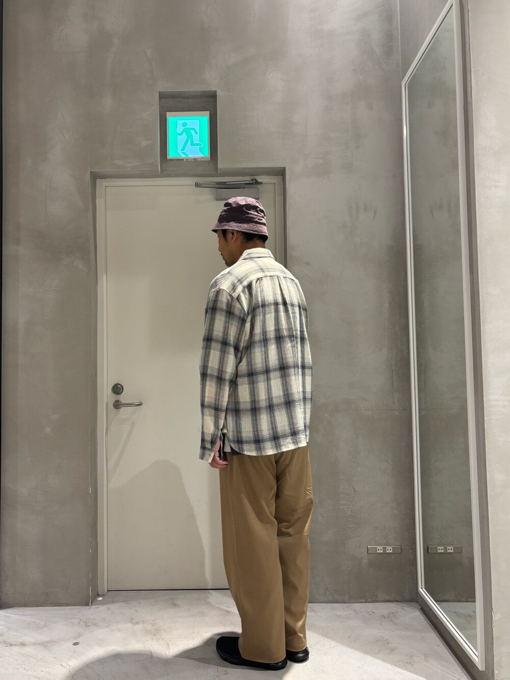ホワイト系のシャツ/ブラウス、グレー系のTシャツ/カットソー、ベージュ系のスラックスを着用したメンズの秋コーディネートの2枚目の写真