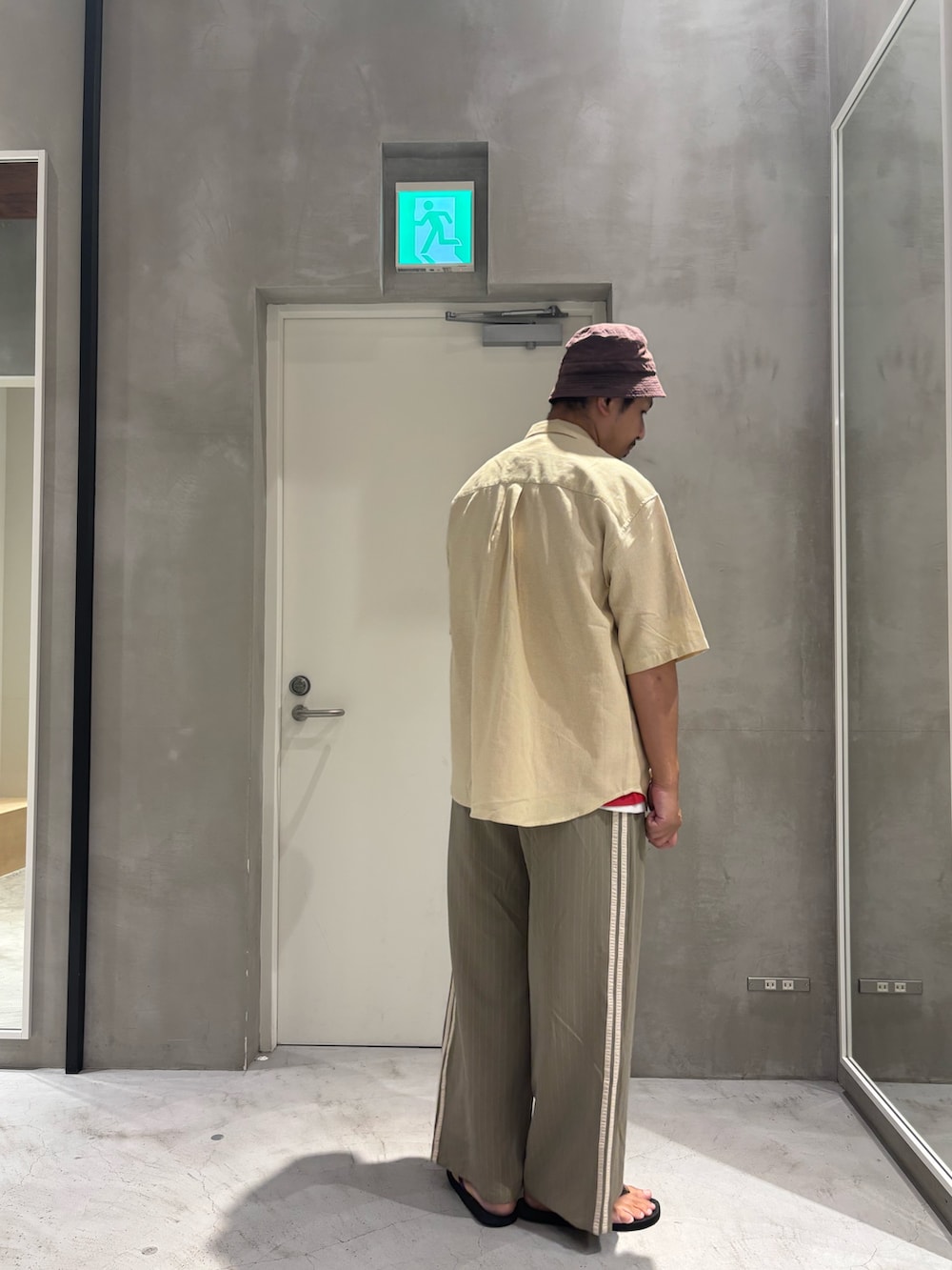 ベージュ系のシャツ/ブラウス、ベージュ系のスラックスを着用したメンズの秋コーディネートの2枚目の写真