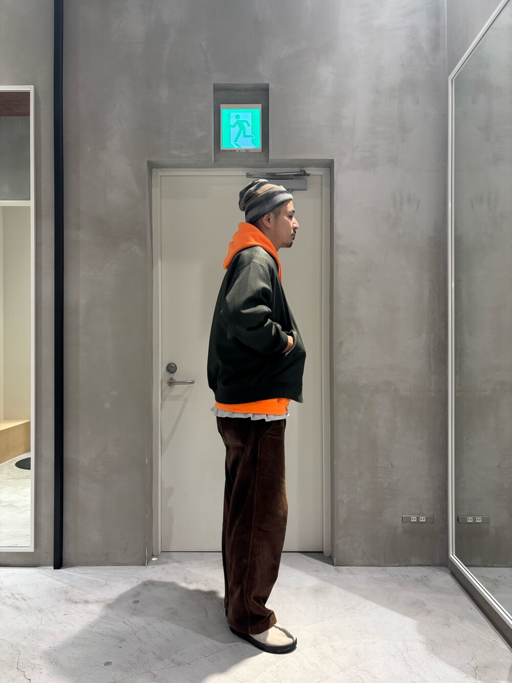 グリーン系のMA-1を着用したメンズの冬コーディネートの2枚目の写真