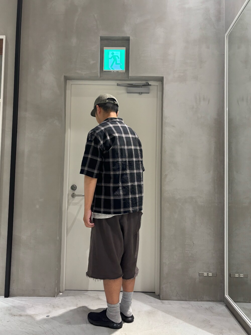 ブラック系のシャツ/ブラウス、ホワイト系のTシャツ/カットソー、グレー系のその他パンツを着用したメンズの夏コーディネートの2枚目の写真