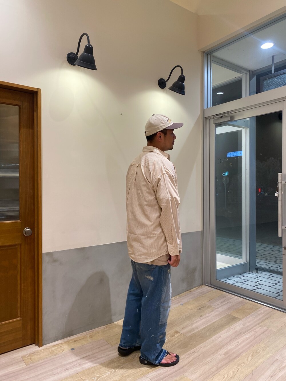 イエロー系のシャツ/ブラウス、ブルー系のデニムパンツを着用したメンズの秋コーディネートの2枚目の写真