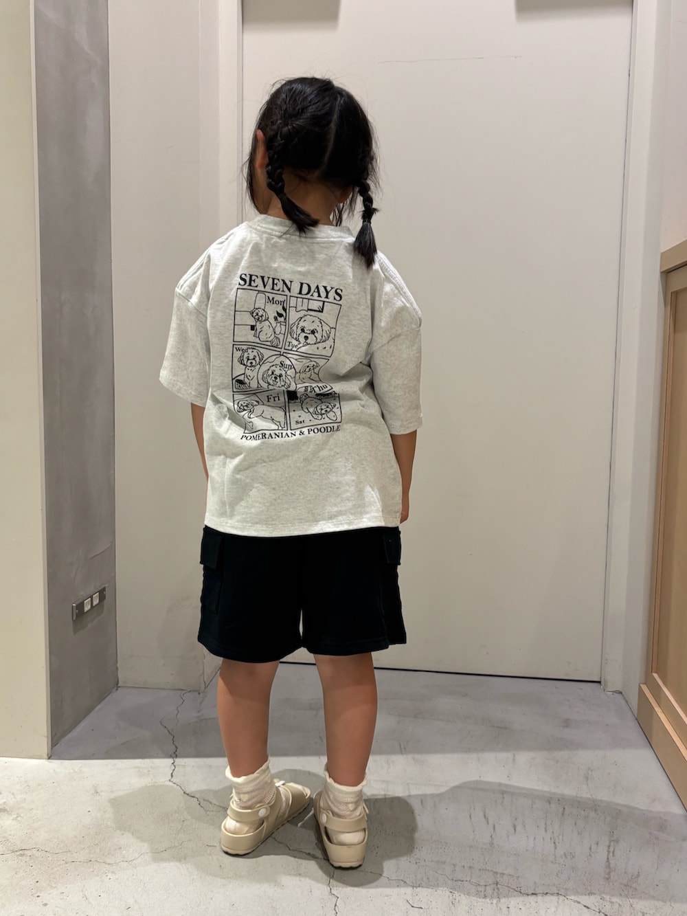 グレー系のTシャツ/カットソー、ブラック系のその他パンツを着用したキッズの夏コーディネートの3枚目の写真