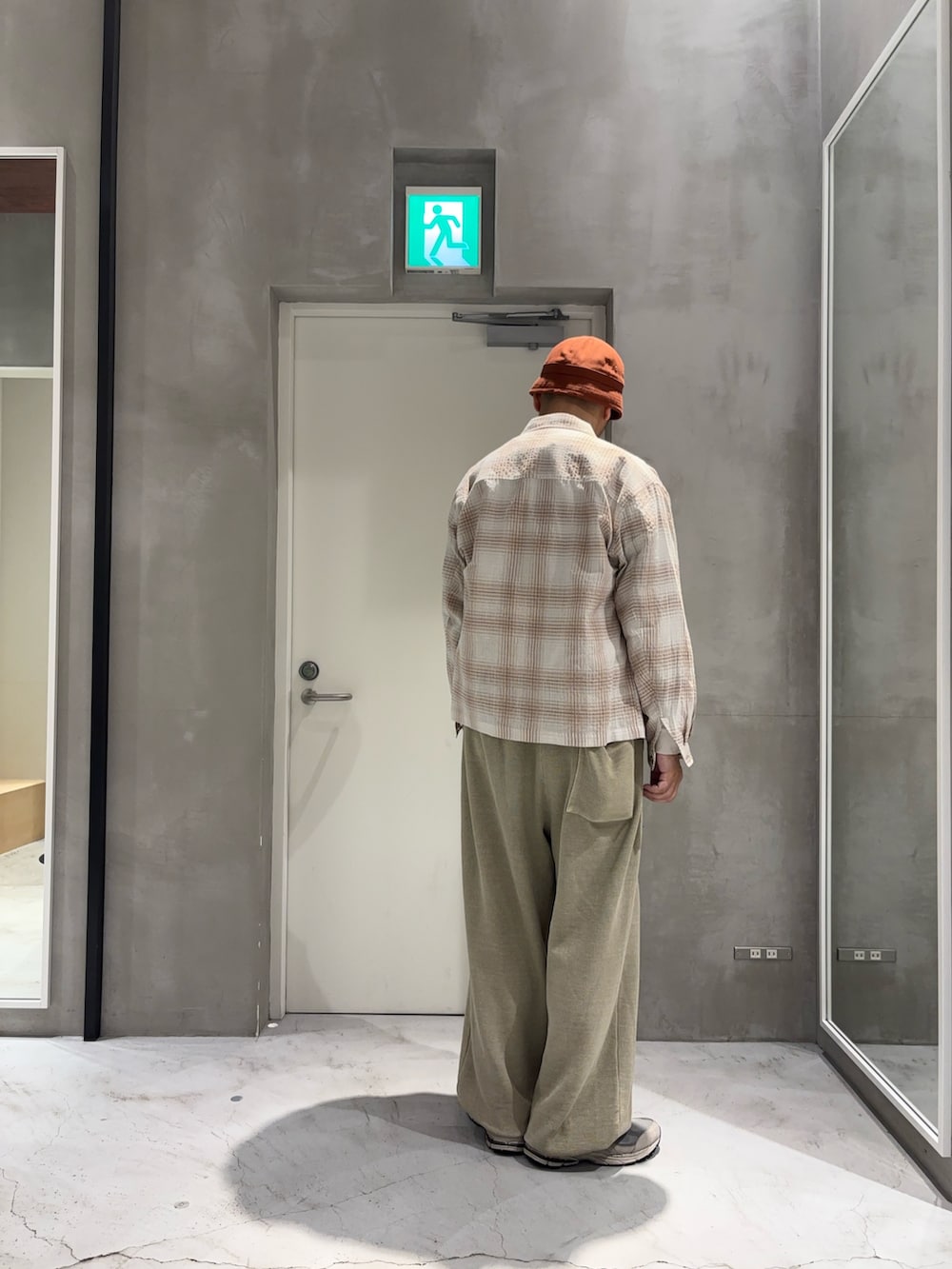 ベージュ系のシャツ/ブラウス、ベージュ系のスウェットパンツ、オレンジ系のハットを着用したメンズの春コーディネートの2枚目の写真