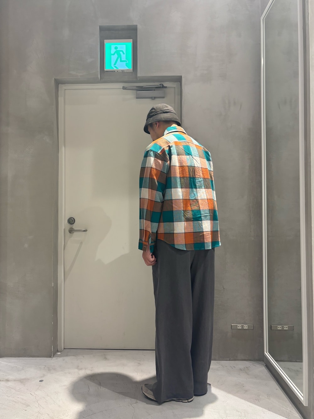 グリーン系のシャツ/ブラウス、グレー系のデニムパンツを着用したメンズの春コーディネートの2枚目の写真