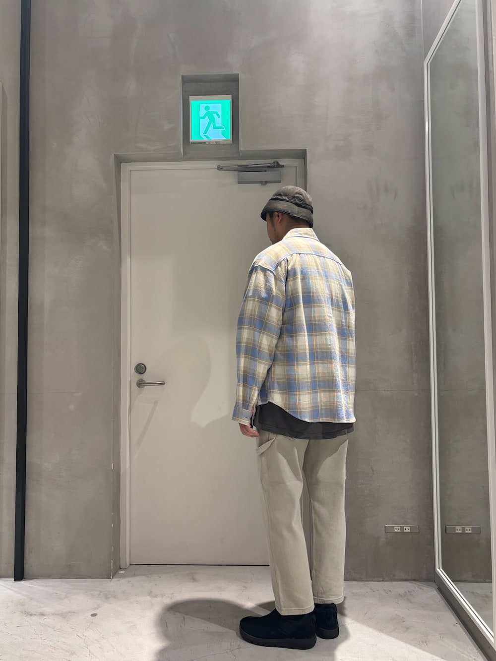 ベージュ系のシャツ/ブラウス、グレー系のデニムパンツを着用したメンズの春コーディネートの2枚目の写真