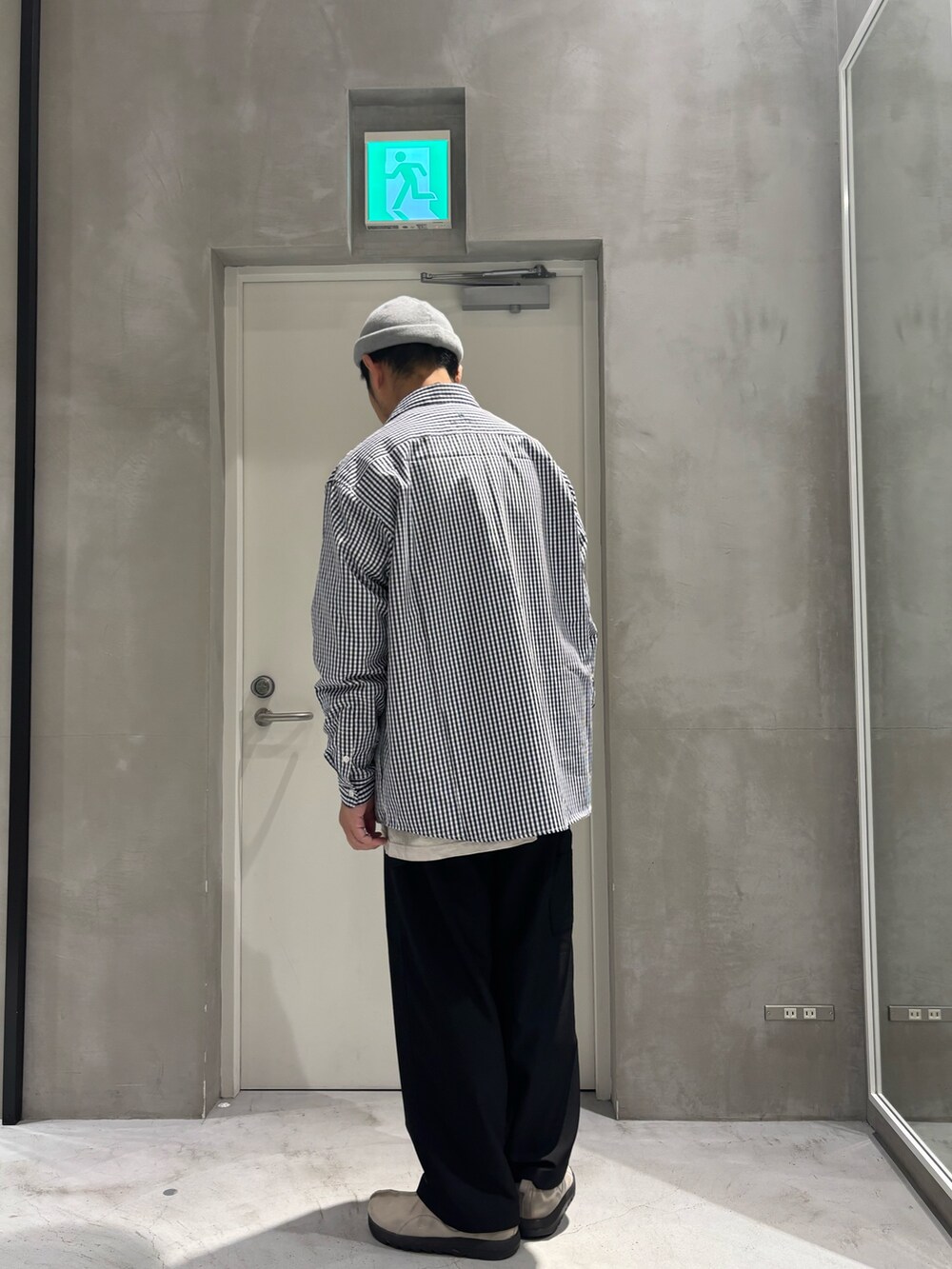 ブルー系のシャツ/ブラウス、ベージュ系のスラックスを着用したメンズの春コーディネートの2枚目の写真