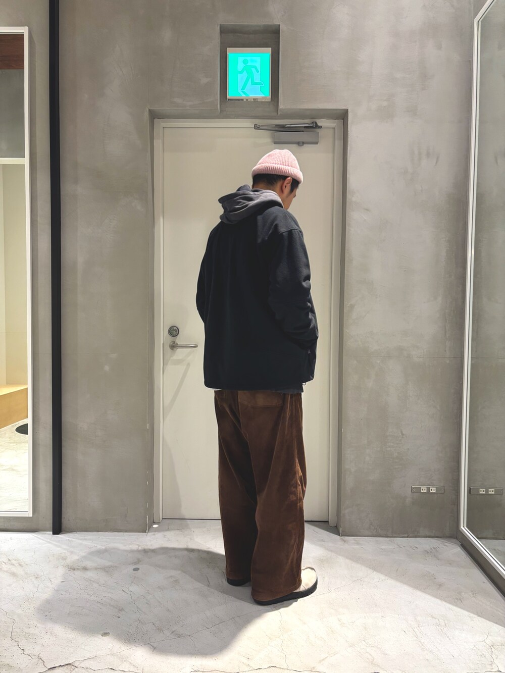 ブラック系のブルゾンを着用したメンズの冬コーディネートの3枚目の写真
