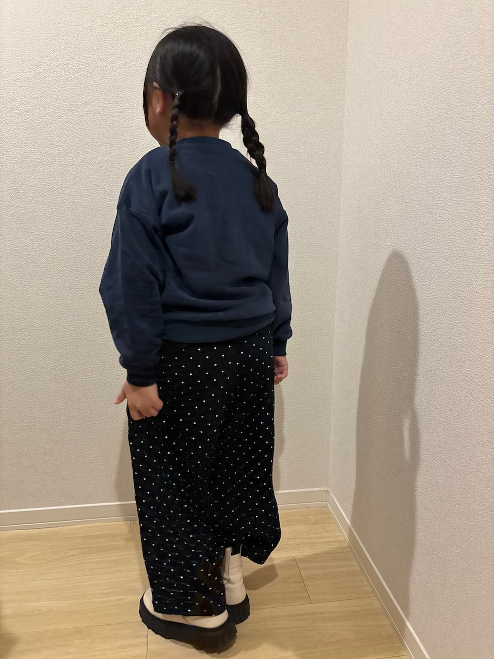 ブルー系のTシャツ/カットソー、ブラック系のその他パンツを着用したキッズの冬コーディネートの2枚目の写真