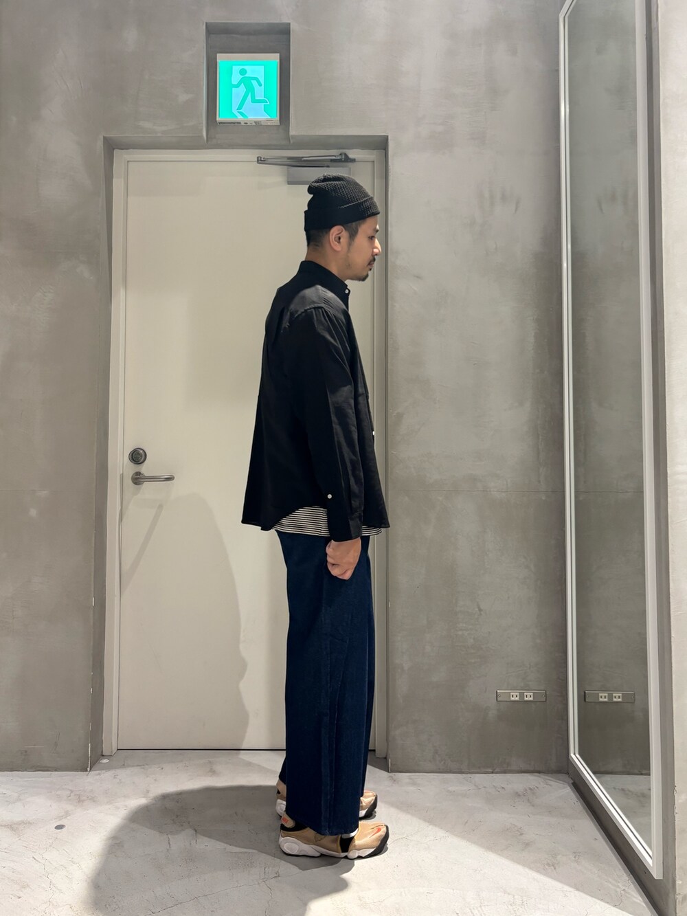 ブラック系のシャツ/ブラウス、ブルー系のデニムパンツ、ブラック系のTシャツ/カットソーを着用したメンズの春コーディネートの2枚目の写真
