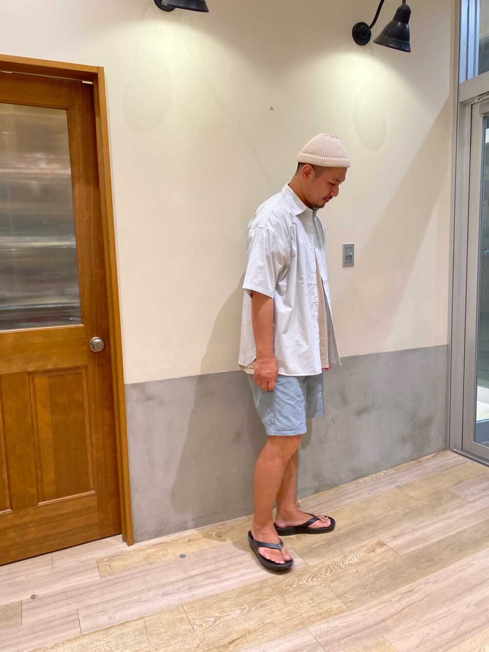 グリーン系のシャツ/ブラウス、ブルー系のその他パンツを着用したメンズの夏コーディネートの2枚目の写真