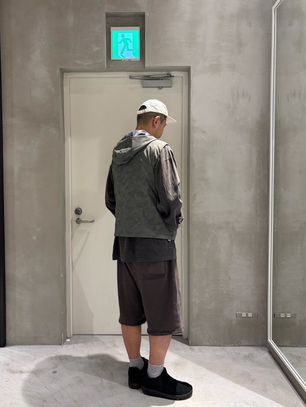 グレー系のベスト、グレー系のその他パンツ、グレー系のソックス/靴下を着用したメンズの春コーディネートの2枚目の写真