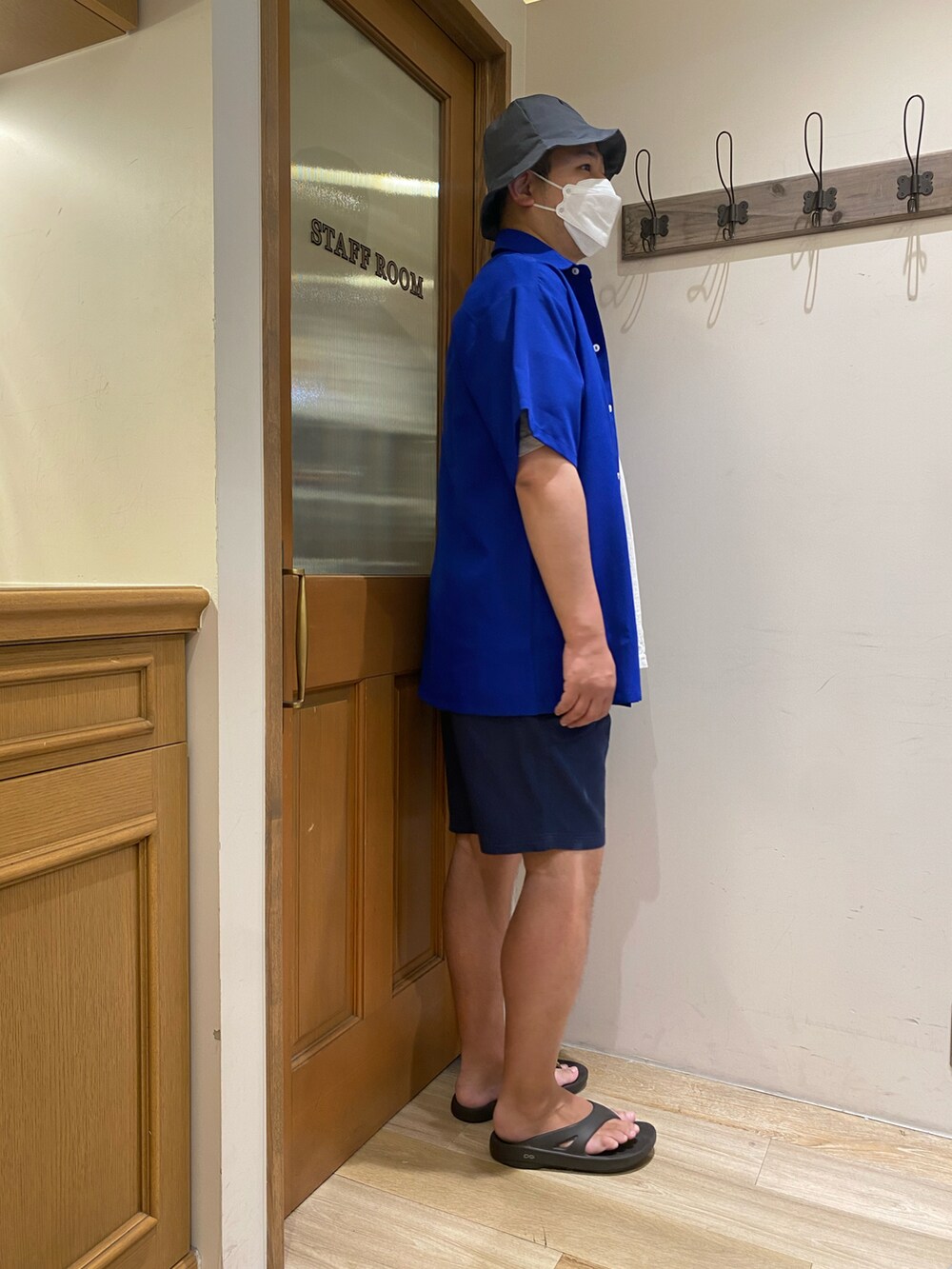 グレー系のサンダル、ブルー系のその他パンツ、ブルー系のシャツ/ブラウスを着用したメンズの夏コーディネートの2枚目の写真