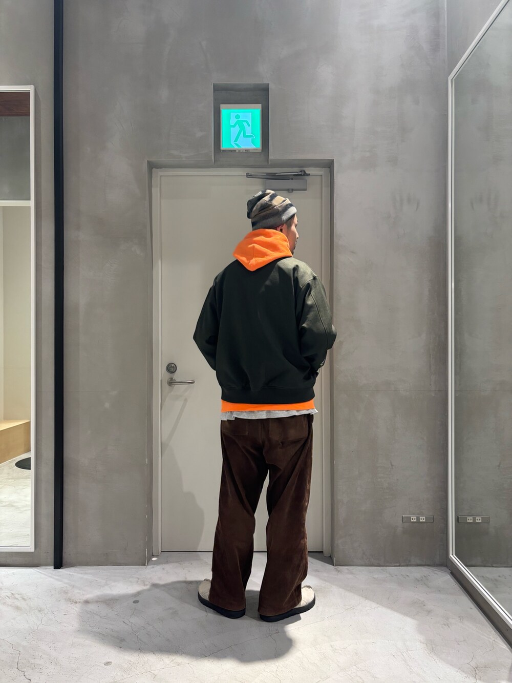 グリーン系のMA-1を着用したメンズの冬コーディネートの3枚目の写真